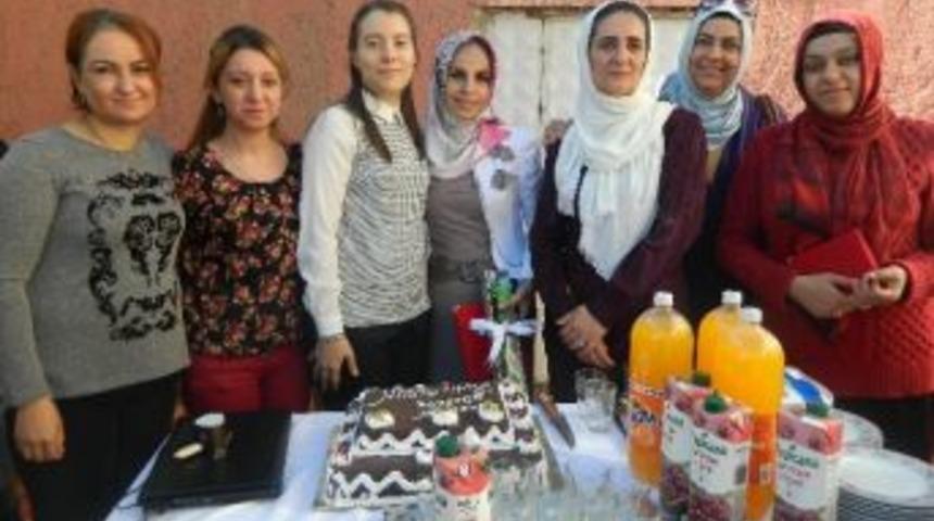 Derik Kadınlar Pasta Keserek &Ouml;ğretmenler G&uuml;n&uuml;n&uuml; Kutladı