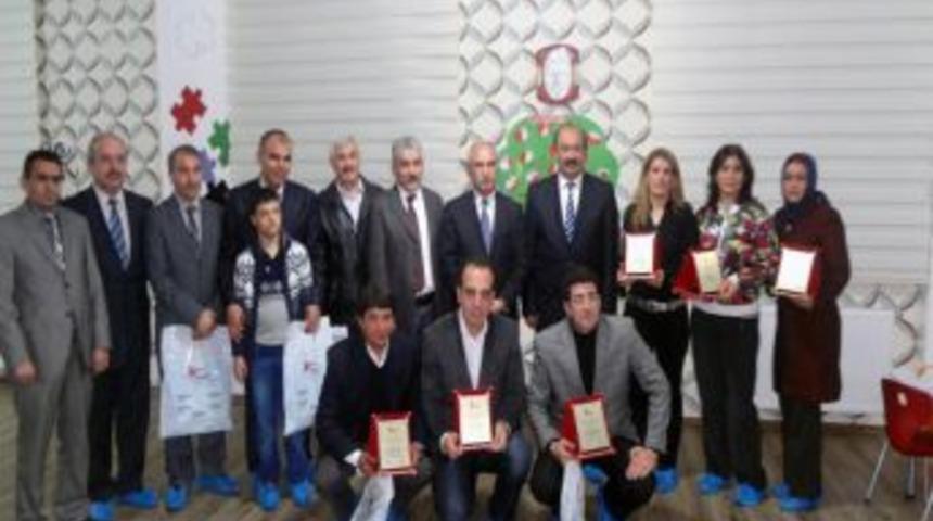 Masa Tenisinde Yarışan &Ouml;ğretmenler &Ouml;d&uuml;llerini Aldı