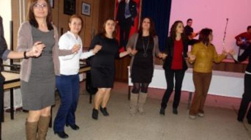 Y&uuml;ksekova'da &Ouml;ğretmenler G&uuml;n&uuml; K&uuml;rt&ccedil;e Şarkılarla Kutlandı