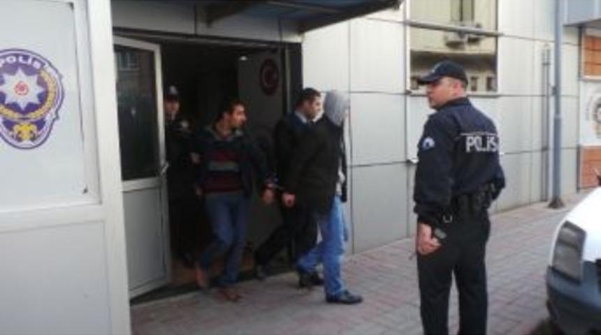 Uygulamadaki Polislere Bı&ccedil;akla Saldırdılar