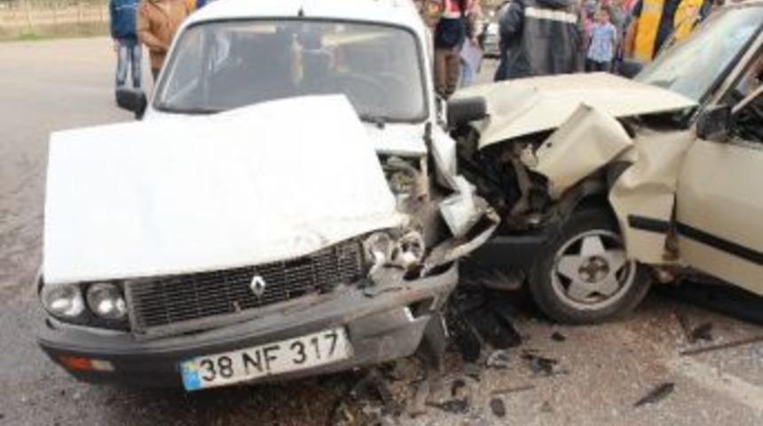 Sakarya&rsquo;da Trafik Kazası: 4 Yaralı