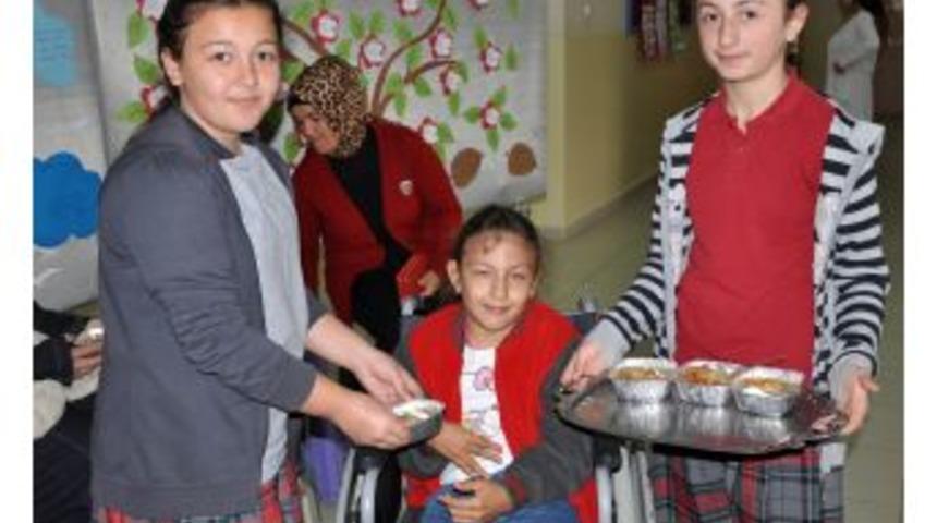 &Ouml;ğrenci Ve &Ouml;ğretmenlere Aşure Ikramı