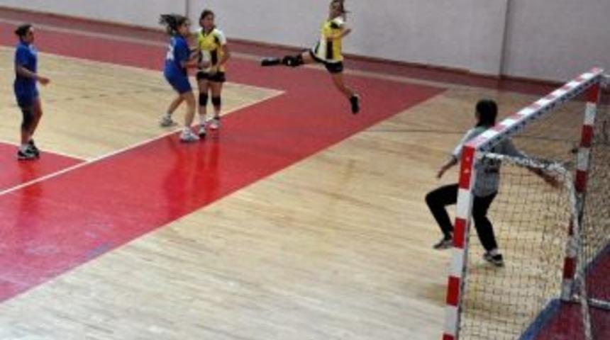 Gen&ccedil; Uşak Spor Bayan Hentbol Takımı 4&rsquo;te 4 Yaptı