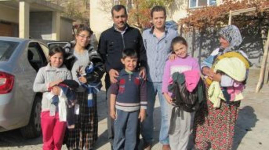 Bitlisli &Ouml;ğretmenler, &Ouml;ğretmenler G&uuml;n&uuml;'n&uuml; &Ouml;ğrencilerine Yardım Ederek Kutladı