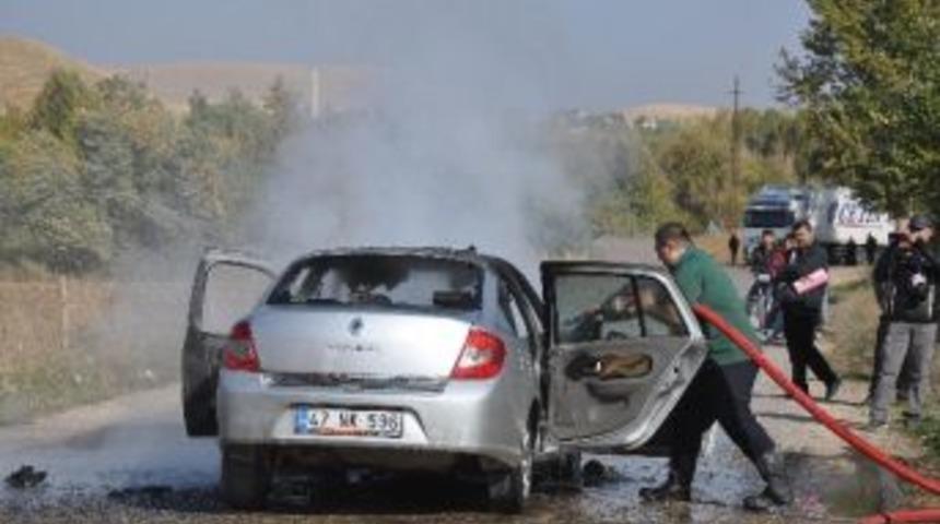 Nusaybin&rsquo;de Haraket Halindeki Otomobil Yandı
