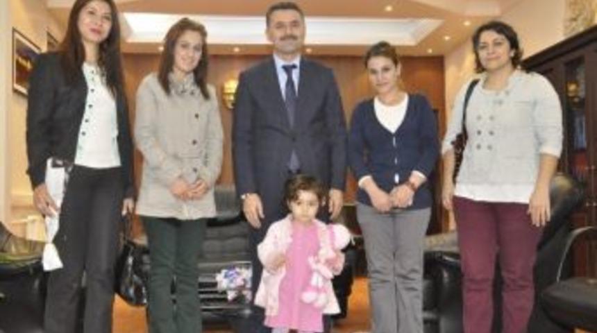 Ak Parti Kadın Kolları Başkanlığı &Ouml;ğretmenlere Karanfil Dağıttı