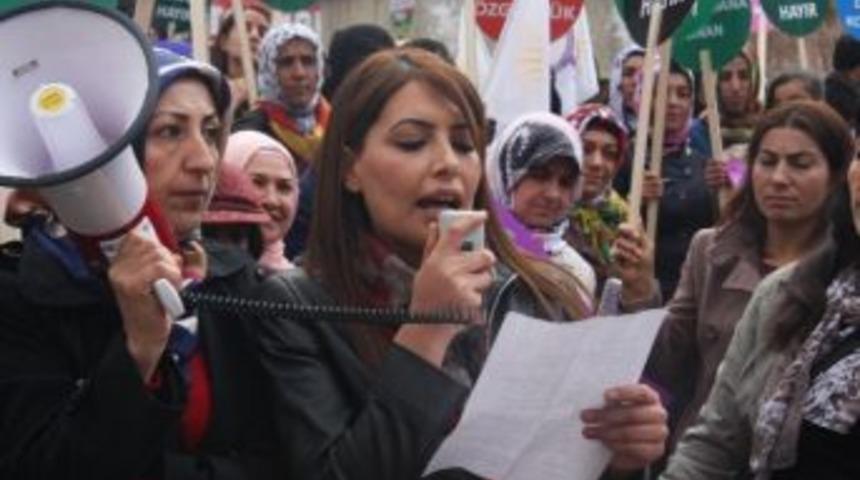 Kadınlar Şiddete Karşı Y&uuml;r&uuml;d&uuml;