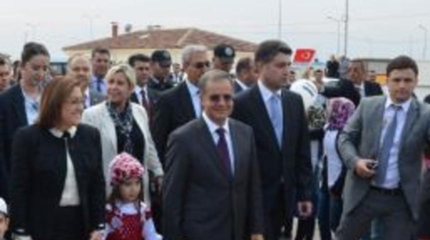 Bakan Şahin İle İit Genel Sekreteri İhsanoğlu'na Suriyelilerin Sevgi Seli