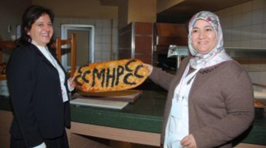 Akademisyenlere, &Ccedil;&ouml;rek Otuyla MHP Yazılı &Uuml;&ccedil; Hilalli Pide Ikramı