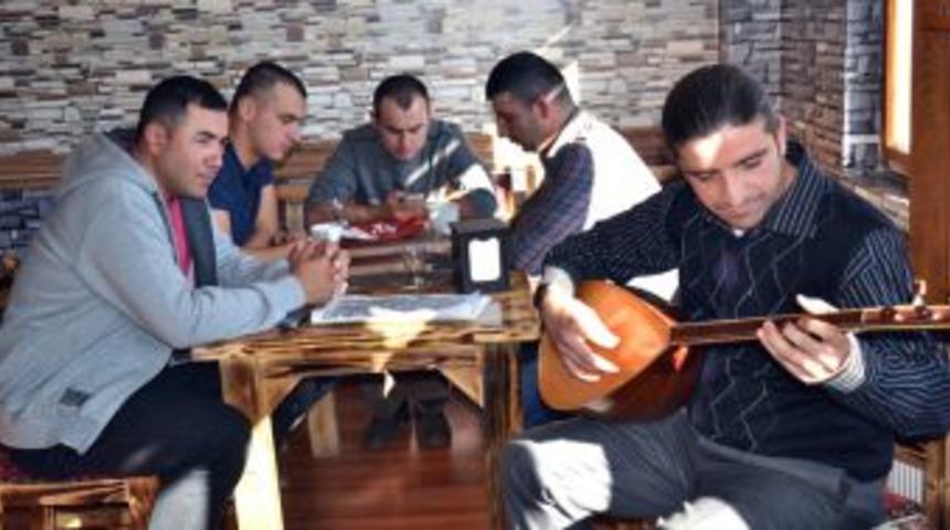 Bağlama eşliğinde yemek&hellip;