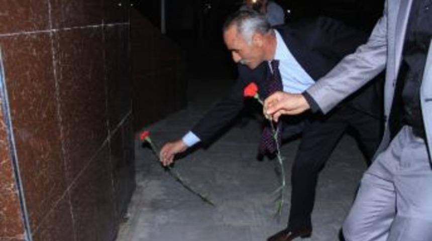 Ardahan Chp İl Y&ouml;netimi Atat&uuml;rk Anıtı&rsquo;na &Ccedil;i&ccedil;ek Bıraktı