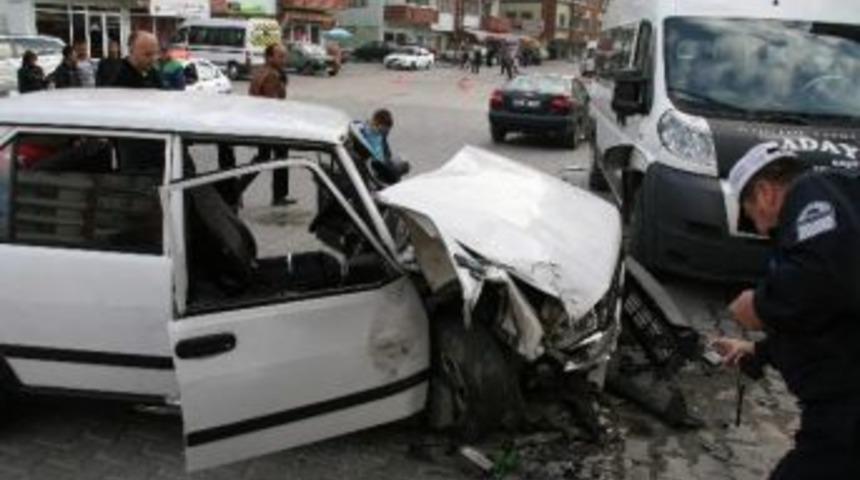 Kaza Yapan Kazazedeler Hırsız &Ccedil;ıktı