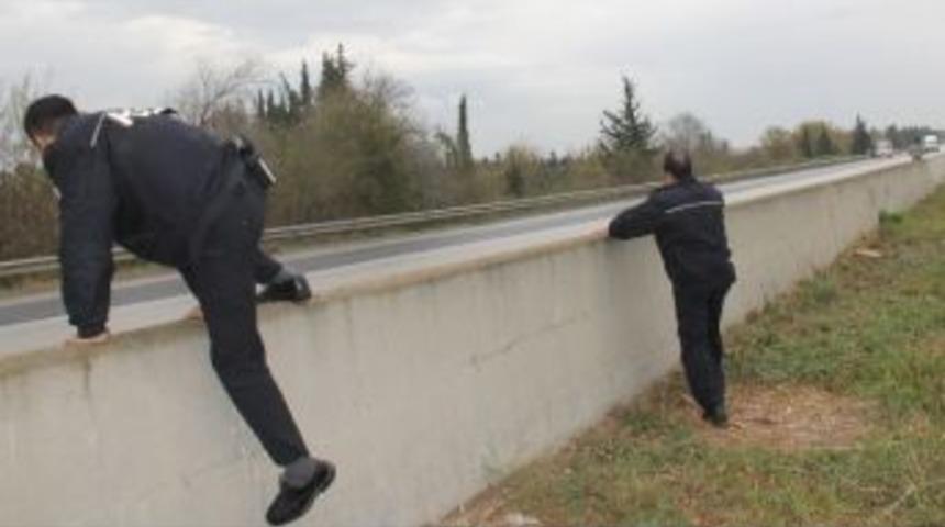 Otoyolda evden ka&ccedil;an kızı yakalama operasyonu