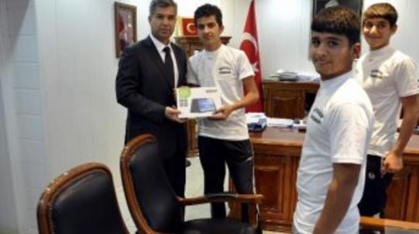 Siverek’te Başarılı Öğrencilere Tablet Hediye Edildi