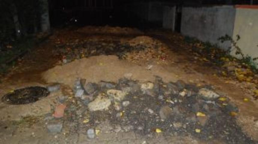 Hafriyat D&ouml;k&uuml;len Sokaktan Ge&ccedil;iş Sağlanamıyor