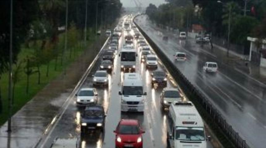 İzmir Yağmura Teslim Oldu