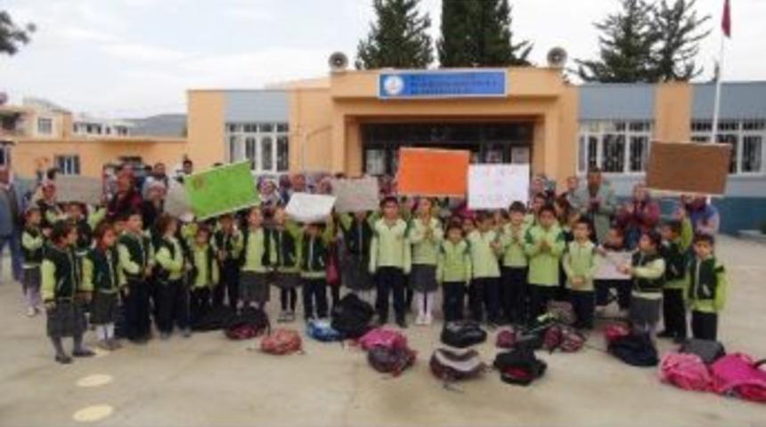 &Ouml;ğrenciler Eylem Yaptı, Veliler Alkışlarla Destek Verdi