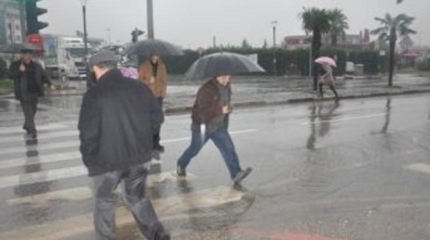 Balıkesir'de Yağmur Hayatı Olumsuz Etkiledi