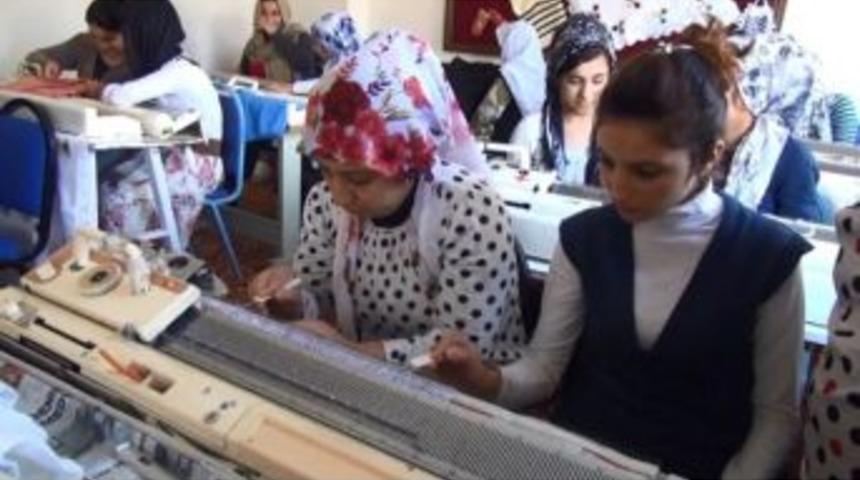 Kadınlar Şırnak'ta &Uuml;rettiklerini İstanbul'da Satıyor