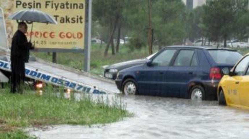 İzmir'de Ara&ccedil;lar 3 Metre Suya G&ouml;m&uuml;ld&uuml;