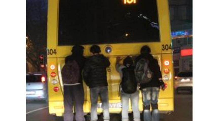 Patenci Gençler Akan Trafikte Eğlence Adına Hayatlarını Tehlikeye Atıyor