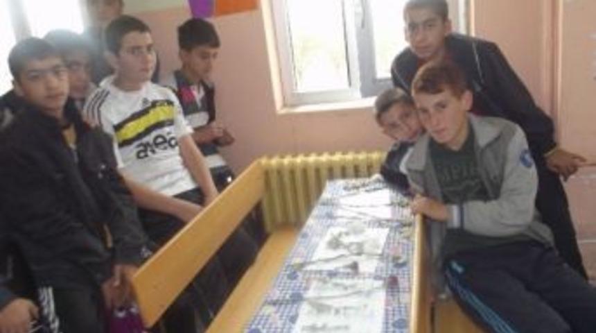 &Ouml;ğrenciler Hayatını Kaybeden Arkadaşlarının Sırasına Karanfil Bıraktı