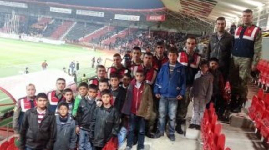 Başarılı &Ouml;ğrenciler, Jandarma Abileri İle Ma&ccedil; İzledi