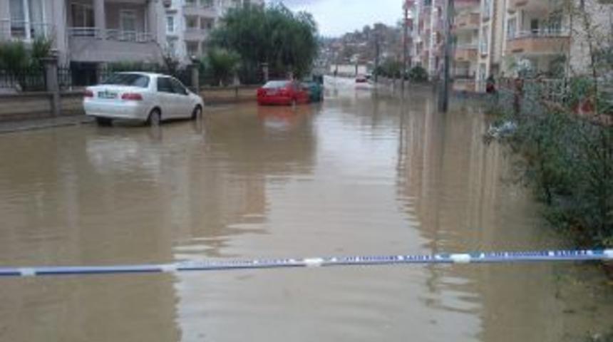 Sağanak Yağmur Edremit Sokaklarını Dereye &Ccedil;evirdi