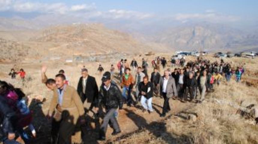 Sınır kapılarının a&ccedil;ılması ı&ccedil;in 'Sıfır Noktada' halaylı eylem yaptılar