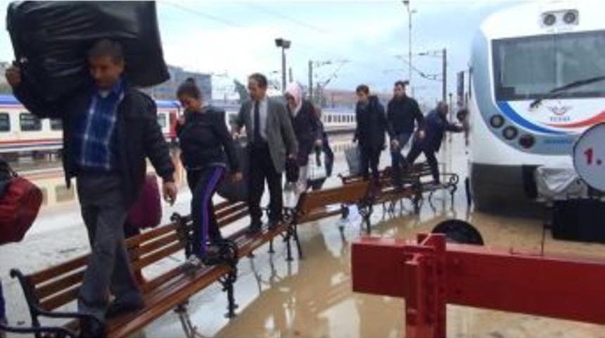 İzmir'de Basmane Tren Garı Da Su Altında Kaldı