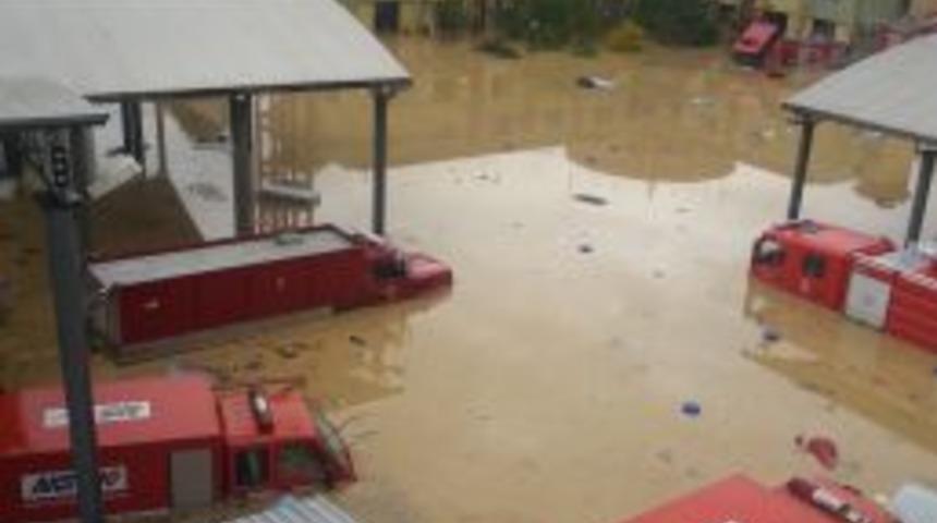 İzmirlileri Selden Kurtaracak AKS Merkezini De Su Bastı