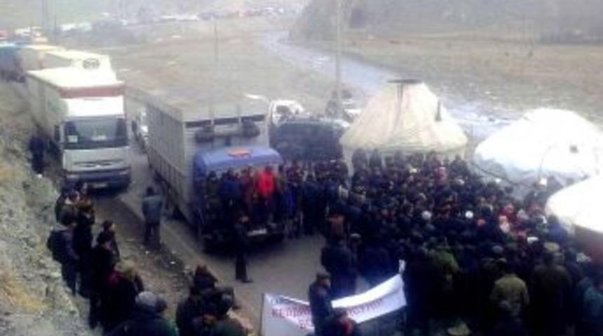 Eylemciler, Kırgızistan-&Ccedil;in Yolunu Trafiğe A&ccedil;mıyor