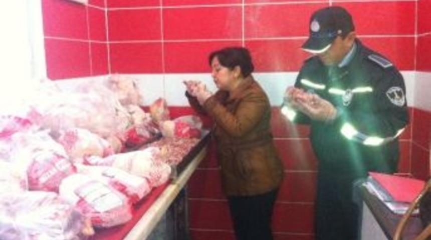 Şahinbey Zabıtası Kokmuş Tavuk Etini İmha Etti