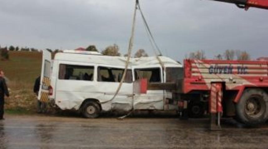 Yalova'da &Ouml;ğrenci Servisi Devrildi: 3 Yaralı