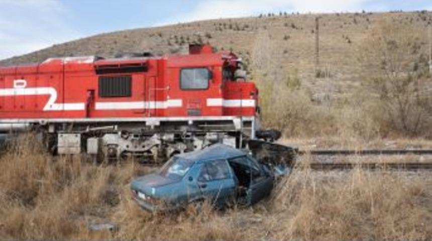 Yoldan &Ccedil;ıkan Otomobil Y&uuml;k Trenine &Ccedil;arptı: 2 Yaralı