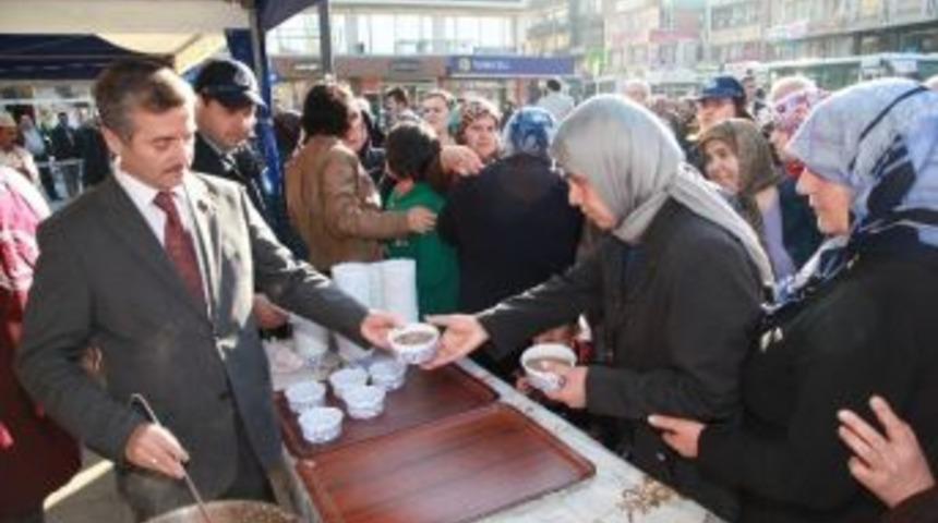 Başkan Tahmazoğlu, Balıklı&rsquo;da Vatandaşlara Aşure İkramı Yaptı