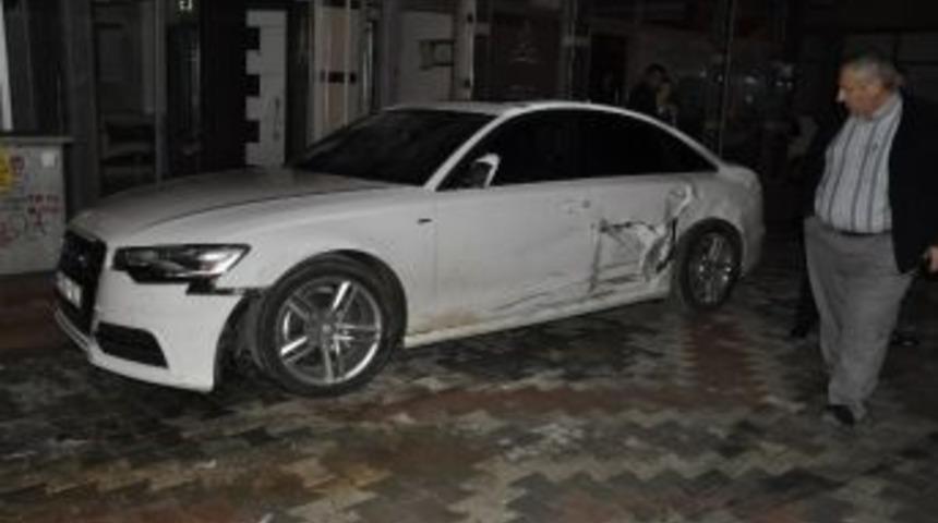 Alkoll&uuml; S&uuml;r&uuml;c&uuml; Park Halindeki Araca &Ccedil;arptı