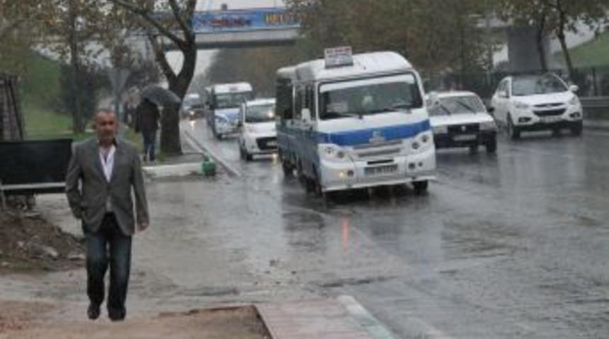 Yağışlı Hava Bursa&rsquo;da Hayatı Olumsuz Etkiledi