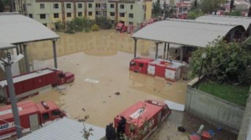 İtfaiye Ekibi Sel Sularından Kendini Kurtardı