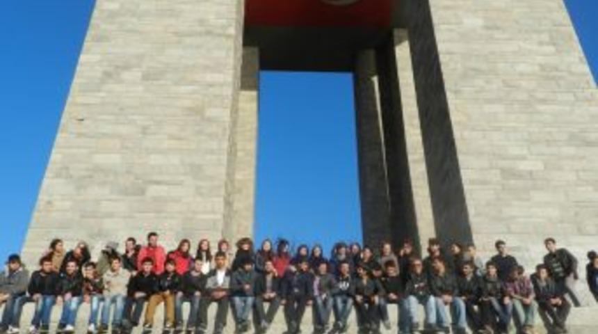 Emniyet &Uuml;niversite &Ouml;ğrencilerini Şehitliklere G&ouml;t&uuml;r&uuml;yor