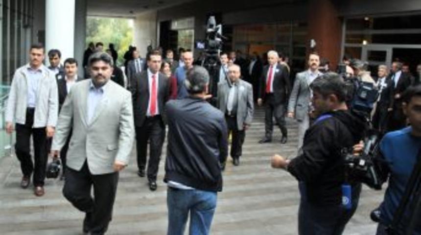 Dershaneciler, MEB Toplantısını Proteste Edip Salonu Terk Etti