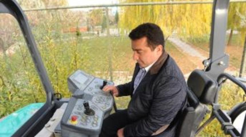 Başkan Vekili Bakıcı Tartan Pist Yapımını İnceledi