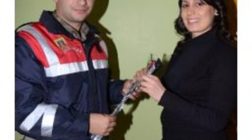 Jandarmadan, &Ouml;ğretmenlere Kırmızı Karanfil