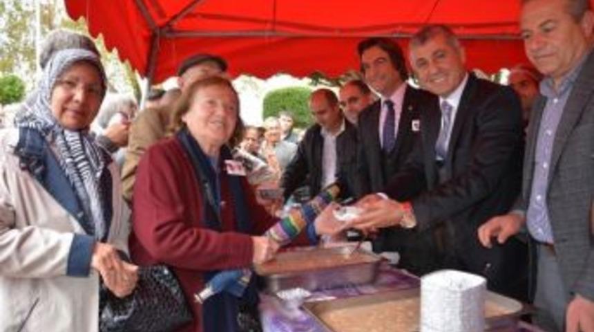 Manavgat Belediyesi Vatandaşlara Aşure İkram Etti