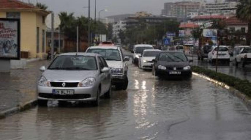 Kuşadası&rsquo;nda Sağanak Yağmur Ve Fırtına