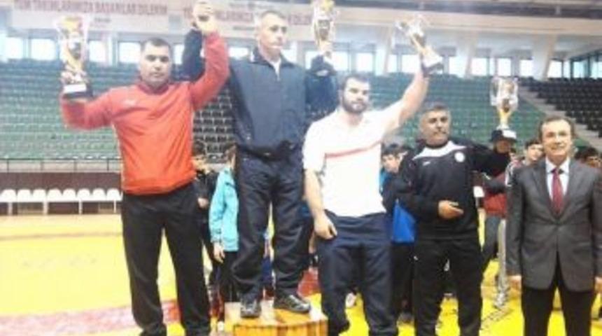 Manisalı G&uuml;reş&ccedil;iler G&uuml;m&uuml;ş Madalyayla D&ouml;nd&uuml;