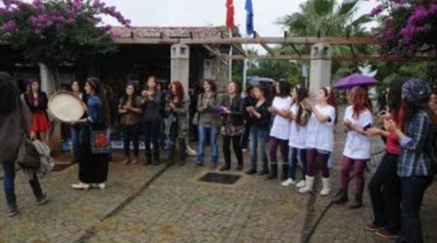 &Ouml;ğrencilerden Kadına Şiddete Protesto