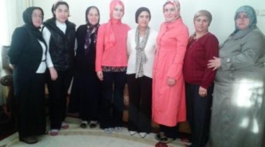 Ak Partili Kadınlardan Emekli &Ouml;ğretmene Ziyaret