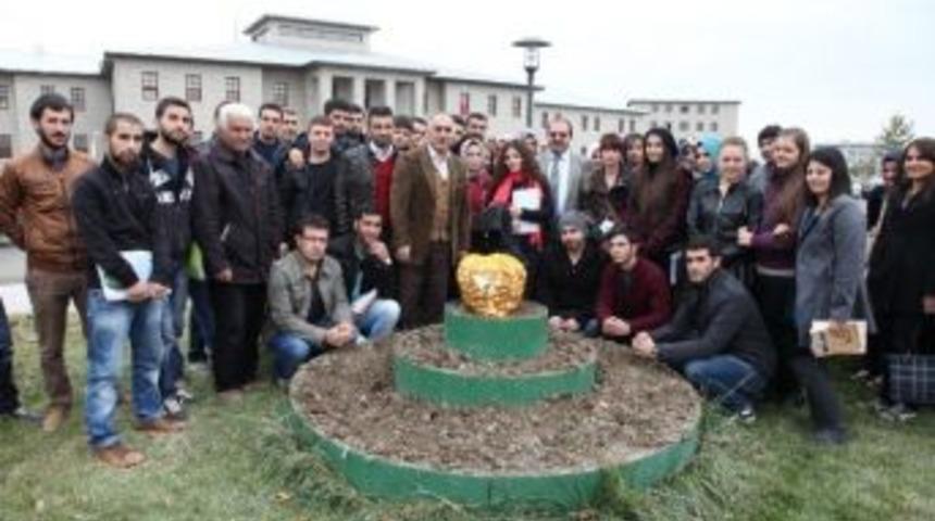 &Uuml;niversite &Ouml;ğrencileri Lale Dikti