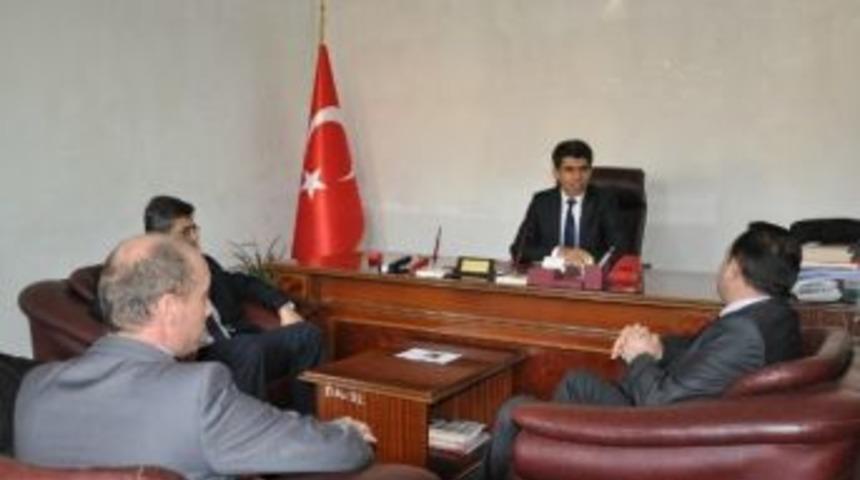 Polisler &Ouml;ğretmenlere &Ccedil;i&ccedil;ek Dağıttı